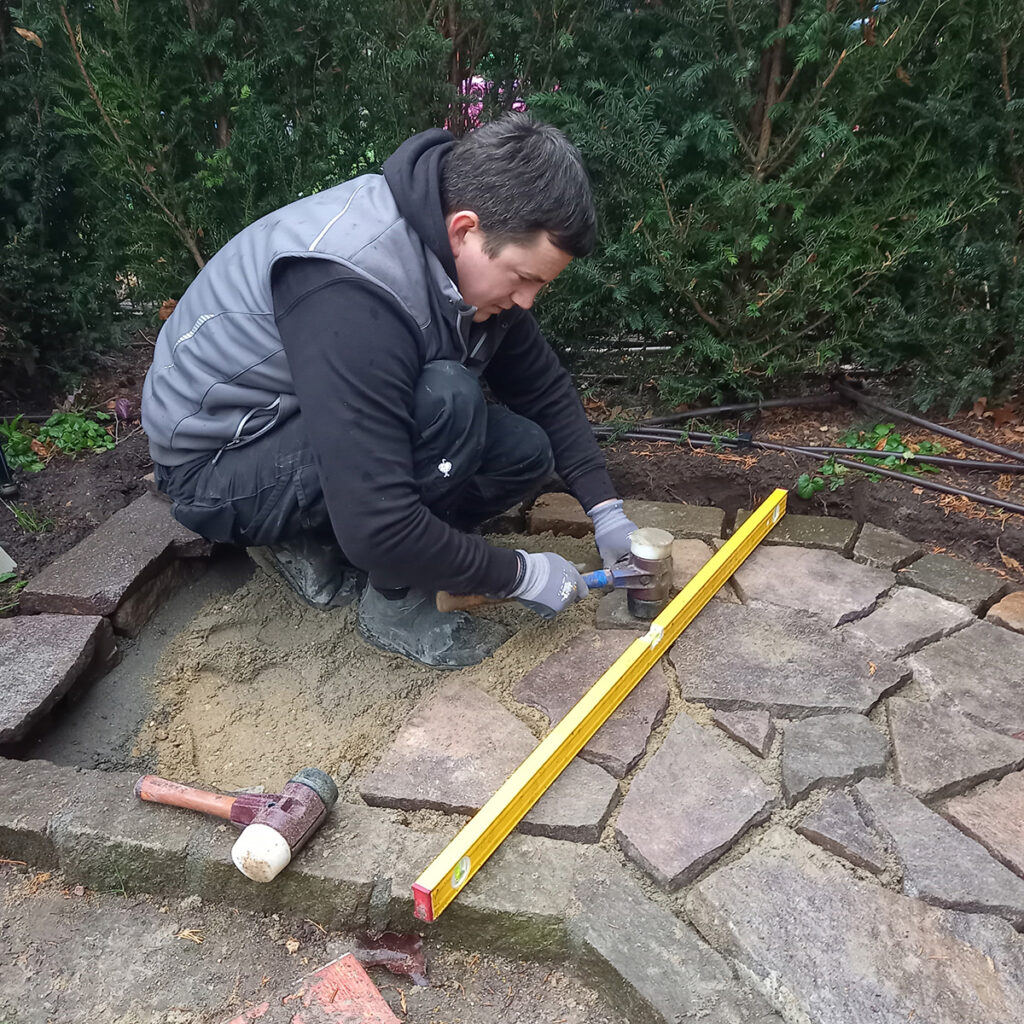 Ob mit dem normalen Stiel oder dem extra kurzen Stiel – der SIMPLEX-Schonhammer ist perfekt zum Verlegen von Platten. 