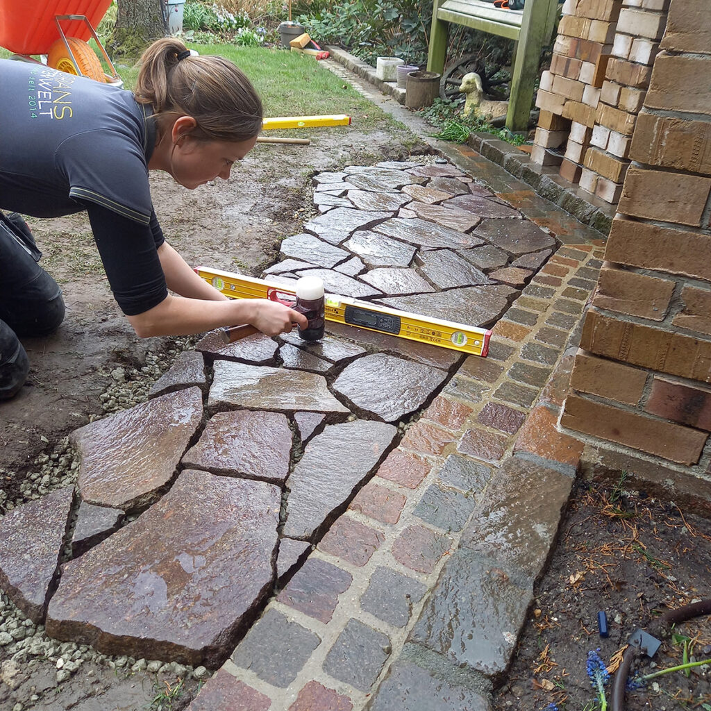 Ob mit dem normalen Stiel oder dem extra kurzen Stiel – der SIMPLEX-Schonhammer ist perfekt zum Verlegen von Platten. 