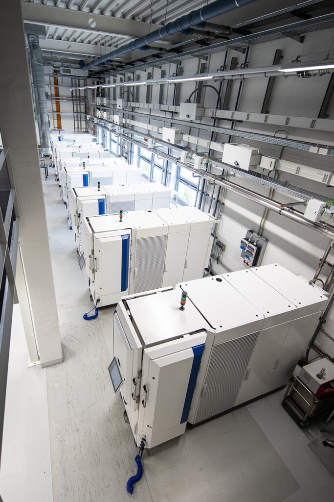 Horn hat sein Inhouse-Beschichtungszentrum mit sieben neuen CC800®-HiPIMS-Anlagen erweitert.