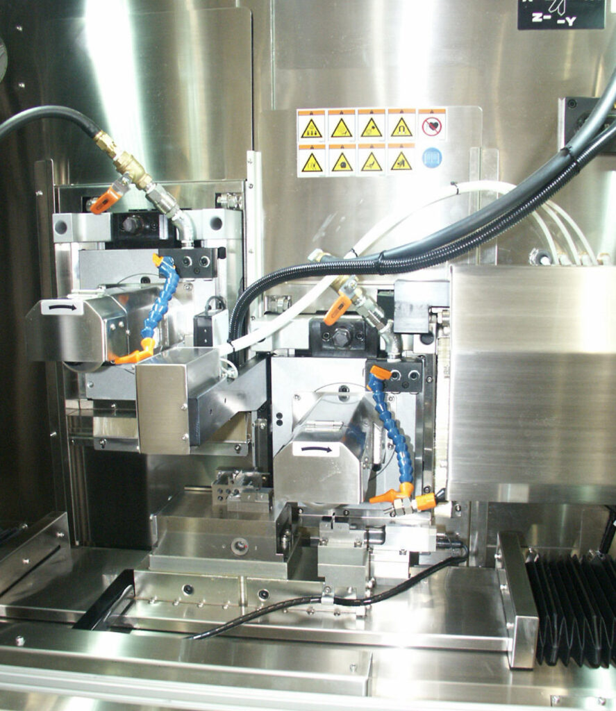 Die Mikro-Profilschleifmaschine als UPZ 210Li-2 „Double Eagle“ hat zwei separate Schleifspindeln. Mit ihr kann der Anwender auf einer Maschine ohne Werkzeugwechsel sowohl vor- als auch feinschleifen. 