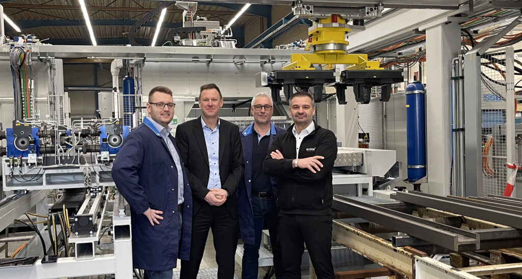 Ein über eine langjährige Partnerschaft gewachsener „Kompetenz-Zirkel“, v.r.n.l: 
Oliver Freisinger (Fa. KION, Senior Project Manager Fabrication, Production Technologies), Achim Bernard, (Fa. Seco Tools, Application Manager), Holger Klatte (Fa. SSB-Maschinenbau, CEO), Dennis Bubas (Fa. Seco Tools, Application Engineer).
