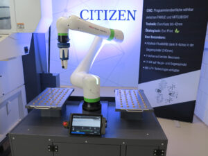 Eigenentwickelte Roboterzelle im Live-Betrieb bei der Zerspanung.