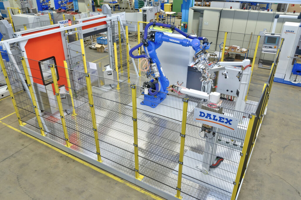 Roboterzelle mit zwei Feststationen jeweils ausgerüstet mit Mikrozange und Stoßpunkter von DALEX.