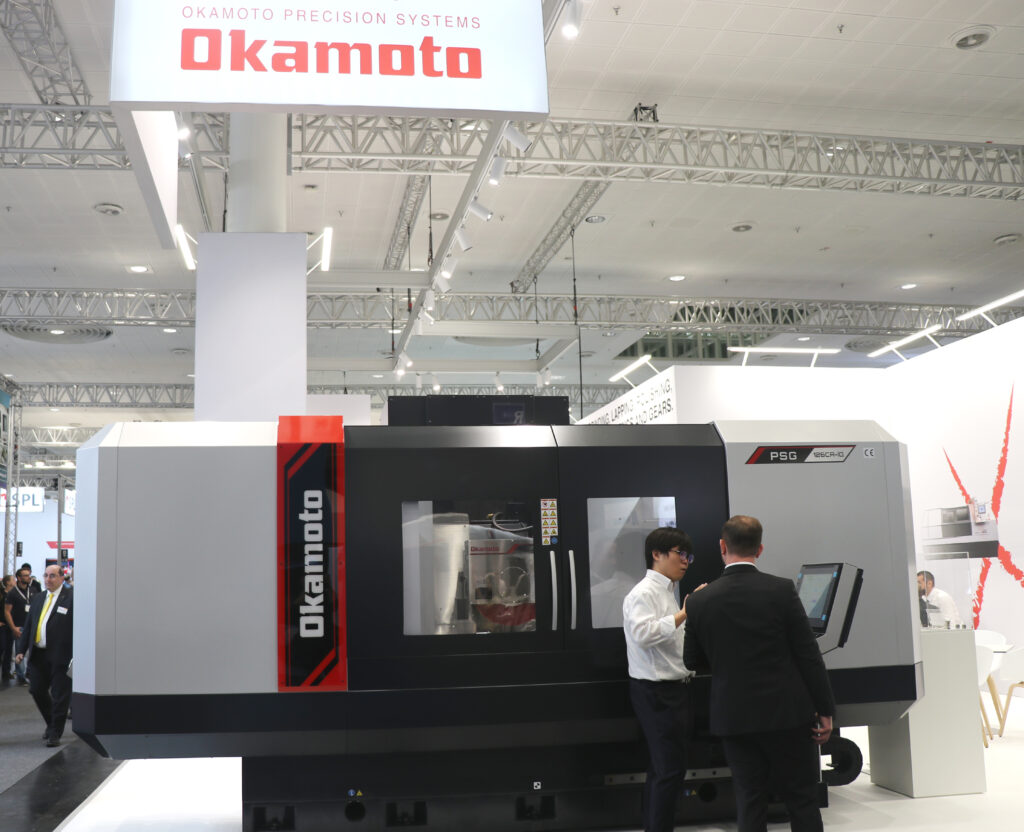 Viele Maschinen-Neuheiten erwarteten die Fachbesucher am Okamoto-Messestand.