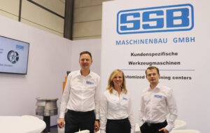 Zufriedene Mienen angesichts des erfolgreichen EMO-Messeauftritts von SSB-Maschinenbau aus Bielefeld; v. li.: Holger Klatte, Geschäftsführer von SSB-Maschinenbau, Stefanie Kaya, Prokuristin, Aron Schulz, Vertrieb und Projektmanagement.