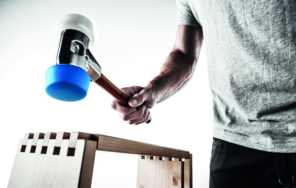 Die optimale Schlageinsatzkombination, um empfindliche Holzelemente schonend zu bearbeiten, ist der blaue, weiche TPE-soft-Einsatz zusammen mit dem weißen, etwas härteren Superplastik-Einsatz.