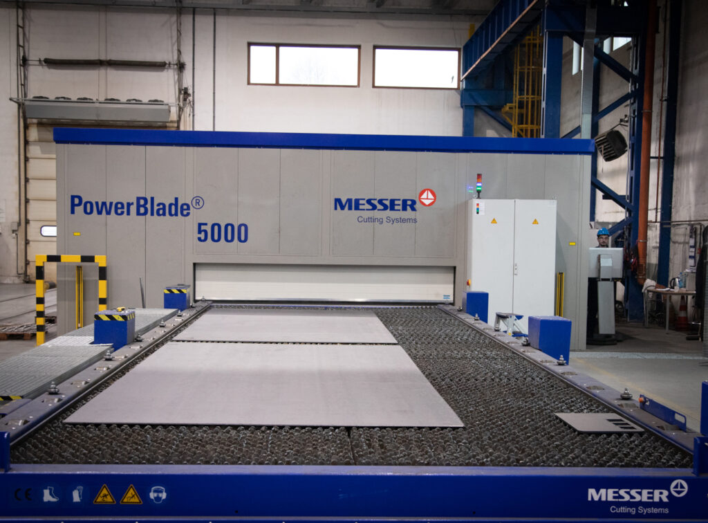 Die Lasermaschine PowerBlade mit Umhausung in der neuen Produktionshalle in Tarnowskie Góry
