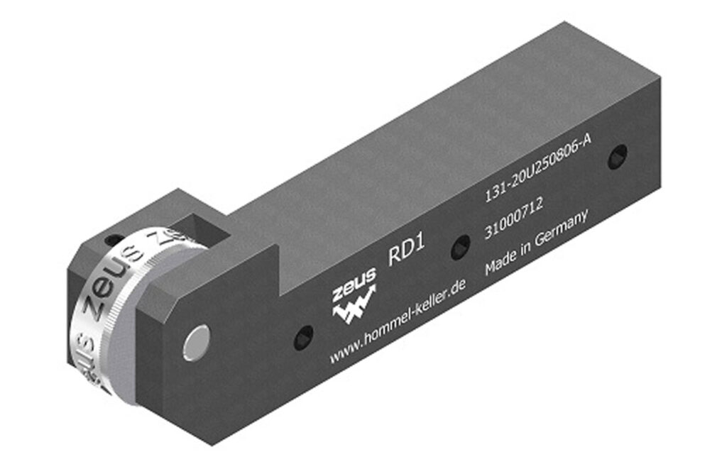 Durch mehrere definierte Umdrehungen der Schriftrolle prägt das Beschriftungswerkzeug 131 die Schrift in das Werkstück. Das umlaufende System hat sich besonders bei mittleren und großen Serien etabliert.