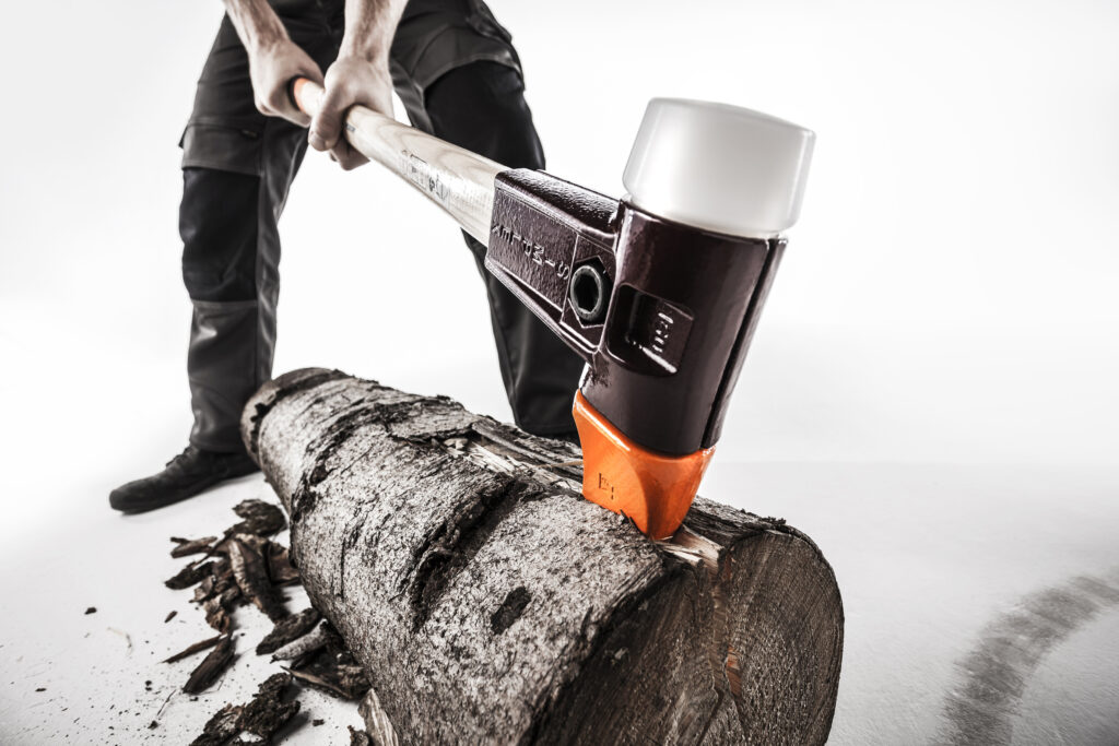 Kriegt Meterholz klein: 2 in 1 – der SIMPLEX-Spalthammer plus Schonhammer in einem Werkzeug zum Spalten und Einschlagen.