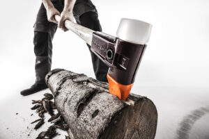 Kriegt Meterholz klein: 2 in 1 – der SIMPLEX-Spalthammer plus Schonhammer in einem Werkzeug zum Spalten und Einschlagen.