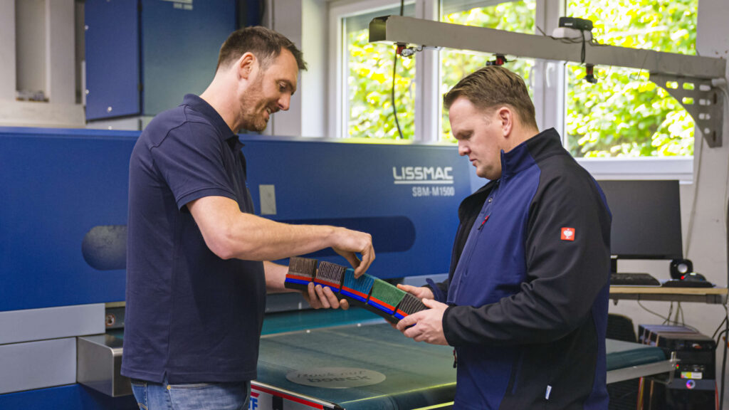 boeck Geschäftsführer Marc Böck (l.) informiert Fertigungsleiter Andre Pielka (r.) über die neuesten Entwicklungen im Entgratblocksegment.