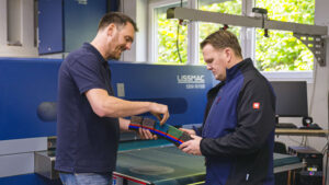 boeck Geschäftsführer Marc Böck (l.) informiert Fertigungsleiter Andre Pielka (r.) über die neuesten Entwicklungen im Entgratblocksegment.