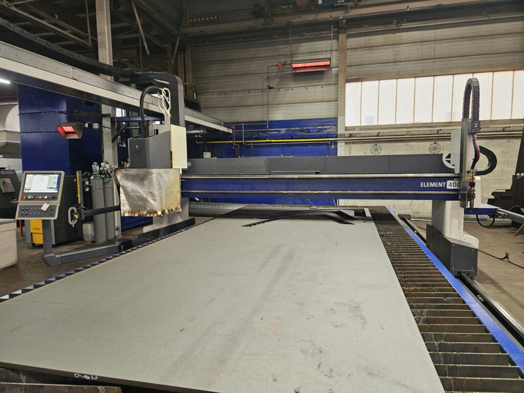 Brennschneidmaschine ELEMENT mit Plasma-Fasenaggregat Bevel-S und Autogenbrenner ALFA von Messer Cutting Systems.