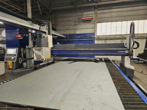 Brennschneidmaschine ELEMENT mit Plasma-Fasenaggregat Bevel-S und Autogenbrenner ALFA von Messer Cutting Systems.