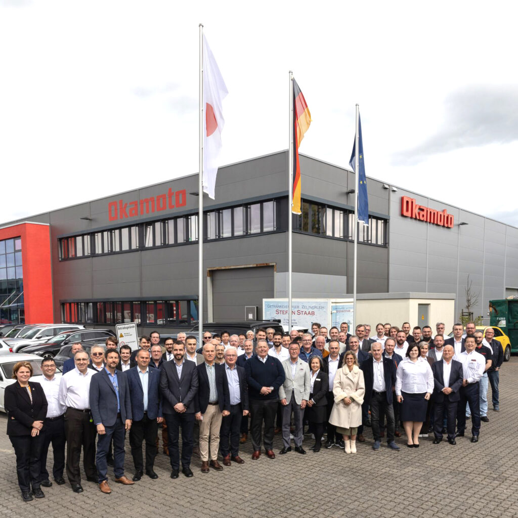 Okamoto Geschäftsführer Akihiro Takesada (vorne rechts) präsentiert sich mit einem starken Team.