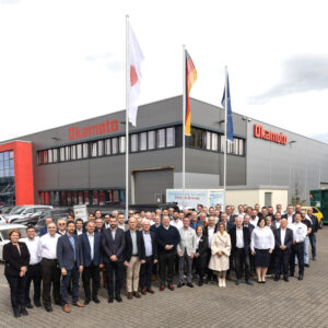 Okamoto Geschäftsführer Akihiro Takesada (vorne rechts) präsentiert sich mit einem starken Team.