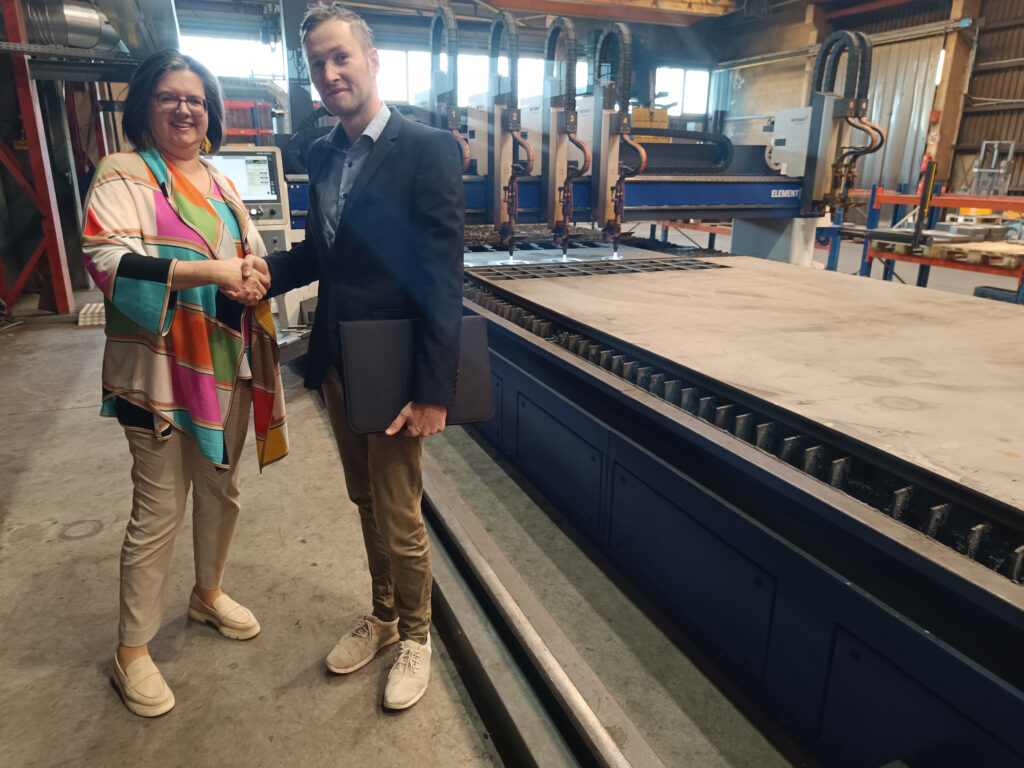 Christine Wagner, Geschäftsführerin der Alfred Wagner Stahl Technik & Zuschnitt GmbH, und Gerhard Wimmer, Leiter Messer Cutting Systems Österreich, neben der neuen ELEMENT.