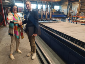 Christine Wagner, Geschäftsführerin der Alfred Wagner Stahl Technik & Zuschnitt GmbH, und Gerhard Wimmer, Leiter Messer Cutting Systems Österreich, neben der neuen ELEMENT.
