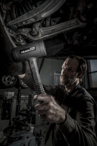 Mit dem rückschlagfreien und vollummantelten BLACKCRAFT-Schonhammer von Halder lassen sich festsitzende Räder schnell und felgenschonend von der Nabe lösen.