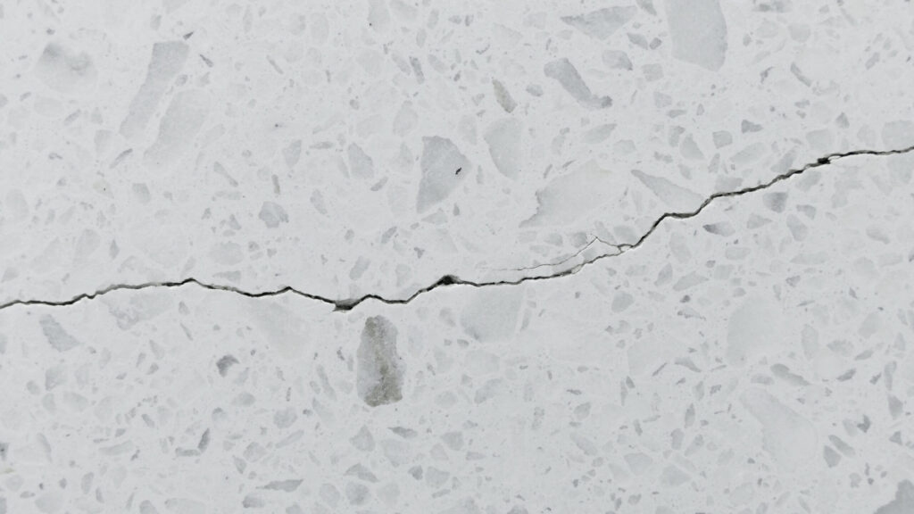 Betonplatte mit Riss im Boden