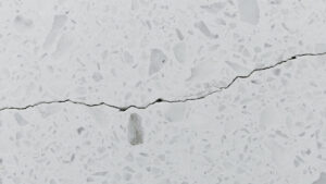 Betonplatte mit Riss im Boden