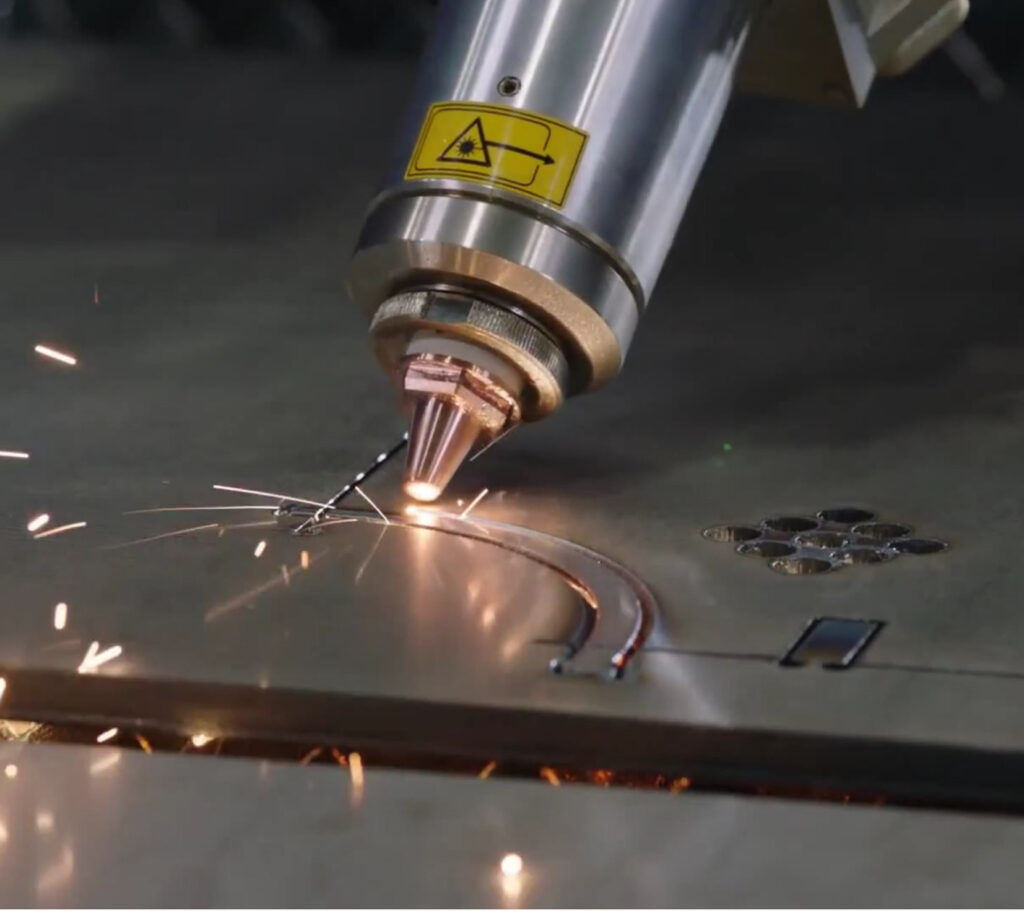 Das Bevel-U Fasenaggregat der ELEMENT L Laserschneidanlage liefert auch bei Materialdicken von 50 mm verschiedenste Fasenkonturen in bester und normgerechter Schneidqualität ab.