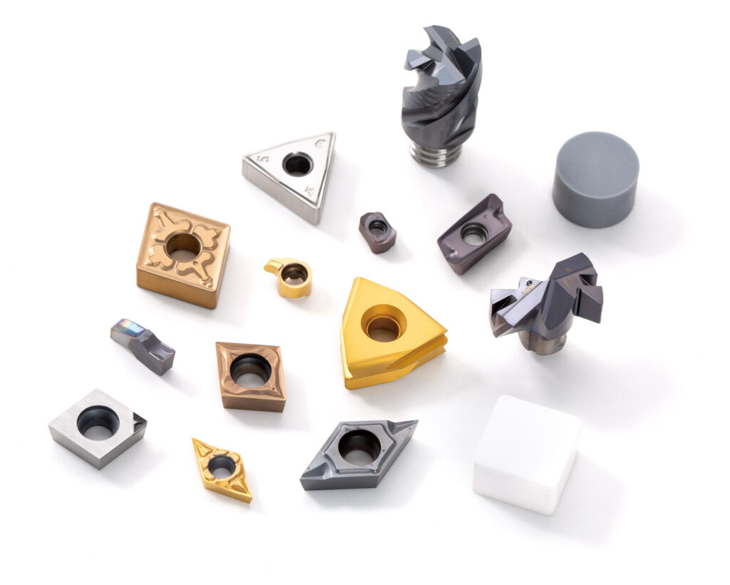 Von PVD- und CVD-beschichtetem Hartmetall über Cermet und Keramik bis hin zu CBN und PKD – Tungaloy-NTK entwickelt und produziert als einer der wenigen Hersteller sein komplettes Schneidstoff-Sortiment selbst.