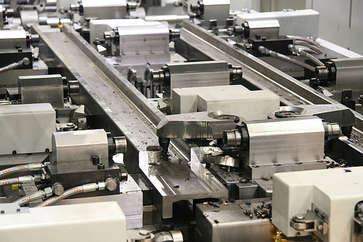 In der vollautomatischen Anlage zum Zerspanen unterschiedlicher Profile mit Abmessungen von bis zu acht Meter Länge und bis zu 350 Kilogramm Gewicht werden zwei Profile nach dem Einschleusen durch die Übergabeeinheit gleichzeitig bearbeitet.