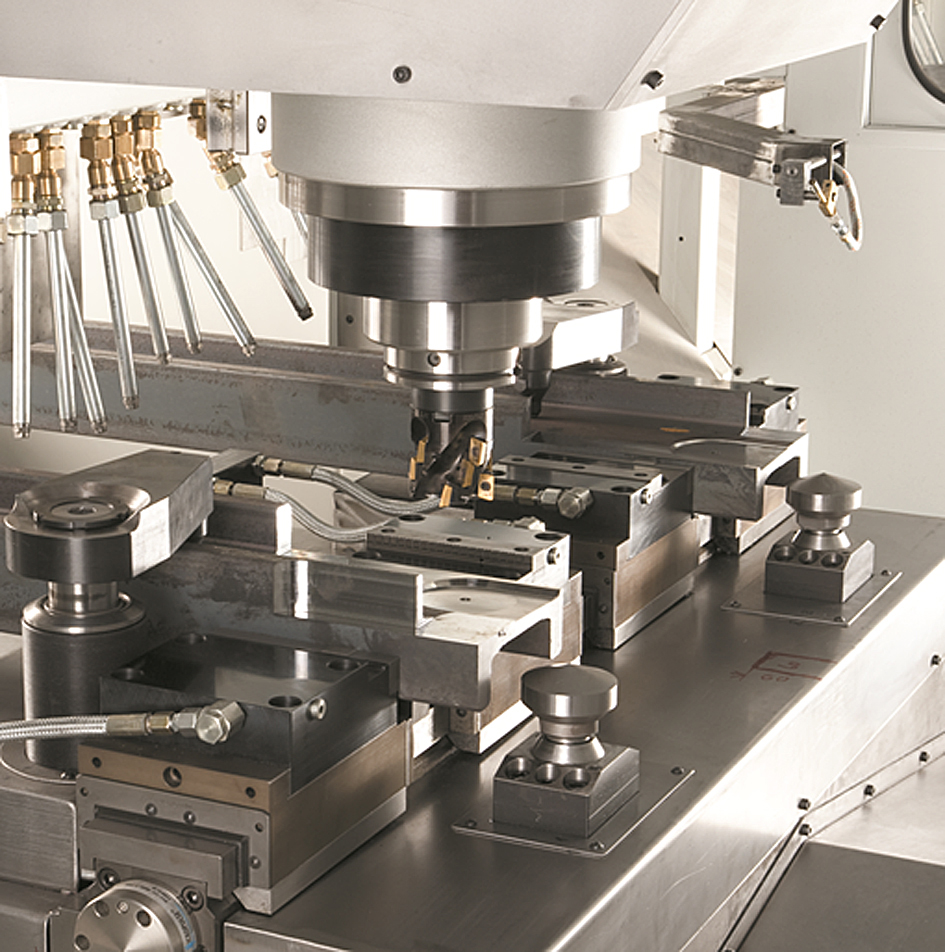 In der vollautomatischen Anlage zum Zerspanen unterschiedlicher Profile mit Abmessungen von bis zu acht Meter Länge und bis zu 350 Kilogramm Gewicht werden zwei Profile nach dem Einschleusen durch die Übergabeeinheit gleichzeitig bearbeitet.