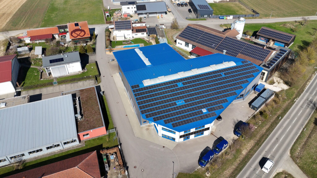 Büchel setzte auf erneuerbare Energien: Etwa 60 Prozent des Energiebedarfs der Gebäude und Produktionsanlagen deckt das Unternehmen mit einer Photovoltaik-Anlage mit 130 kW.