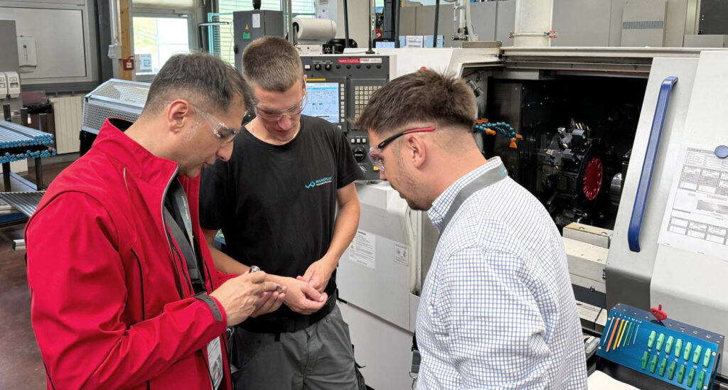 Dank der engen Zusammenarbeit zwischen SM Tools, Tungaloy-NTK Germany und Wandfluh konnten die Herausforderungen erfolgreich bewältigt und das neue Drehsystem AddMultiTurn optimal in die Fertigung bei Wandfluh integriert werden.
