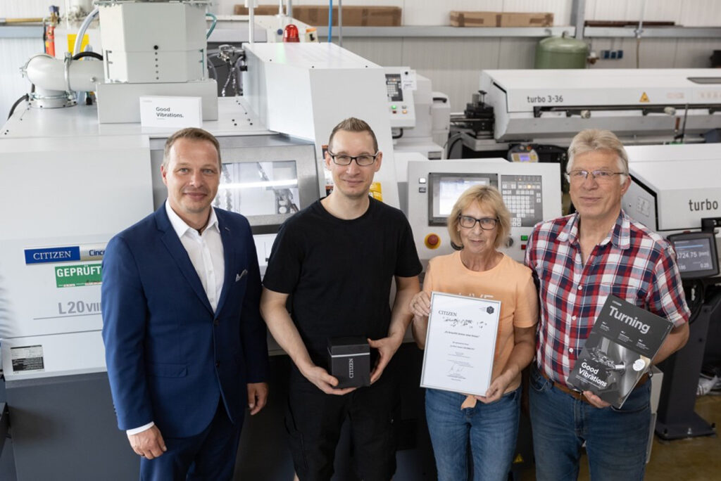 Citizen Machinery Europe GmbH (links) und die Familie Stammeier freuen sich über die neu installierte Cincom L20-2M8 LFV.