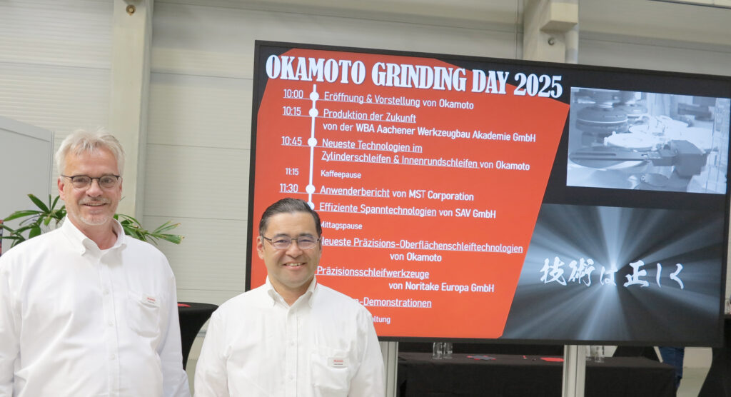 Atsushi Kobayashi, Geschäftsführer der Okamoto Machine Tool Europe GmbH (rechts) und Thomas Loscher, Technical Manager bei Okamoto (links) zeigten sich sehr zufrieden mit dem Verlauf der Okamoto Grinding Days 2025.