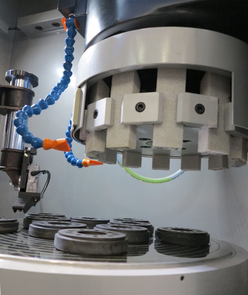 Sicher, präzise und energieoptimiert werden die Werkstücke durch einen langlebigen und wartungsarmen Elektro-Permanent-Magneten (EPM) gespannt. Neben der optionalen Möglichkeit, mit CBN- oder Diamant-Topfscheiben zu schleifen, kommt standardmäßig eine spezielle Schleifscheibe aus zwölf Segmenten zum Einsatz. Sie ermöglichen eine hochpräzise Bearbeitung mit einer Genauigkeit bis 1 µm.