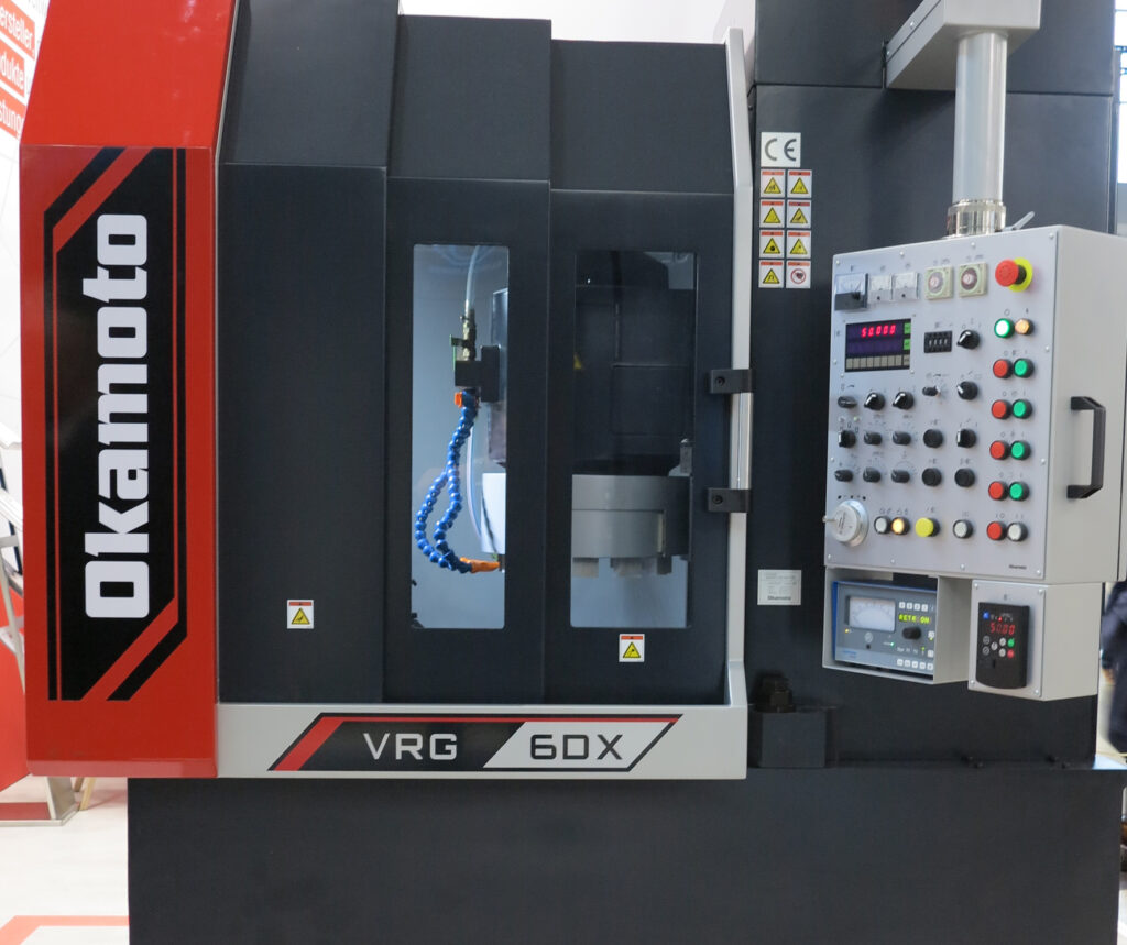 Die VRG-6DX mit kraftvollem 11 kW Spindelmotor, Rundtisch, vertikal angeordneter Schleifspindel sowie segmentierter Schleifscheibe.