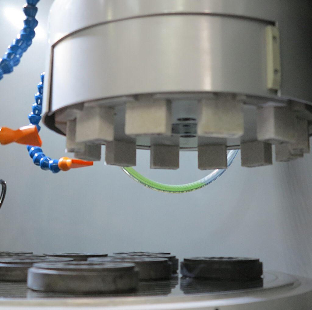 Sicher, präzise und energieoptimiert werden die Werkstücke durch einen langlebigen und wartungsarmen Elektro-Permanent-Magneten (EPM) gespannt. Neben der optionalen Möglichkeit, mit CBN- oder Diamant-Topfscheiben zu schleifen, kommt standardmäßig eine spezielle Schleifscheibe aus zwölf Segmenten zum Einsatz. Sie ermöglichen eine hochpräzise Bearbeitung mit einer Genauigkeit bis 1 µm.