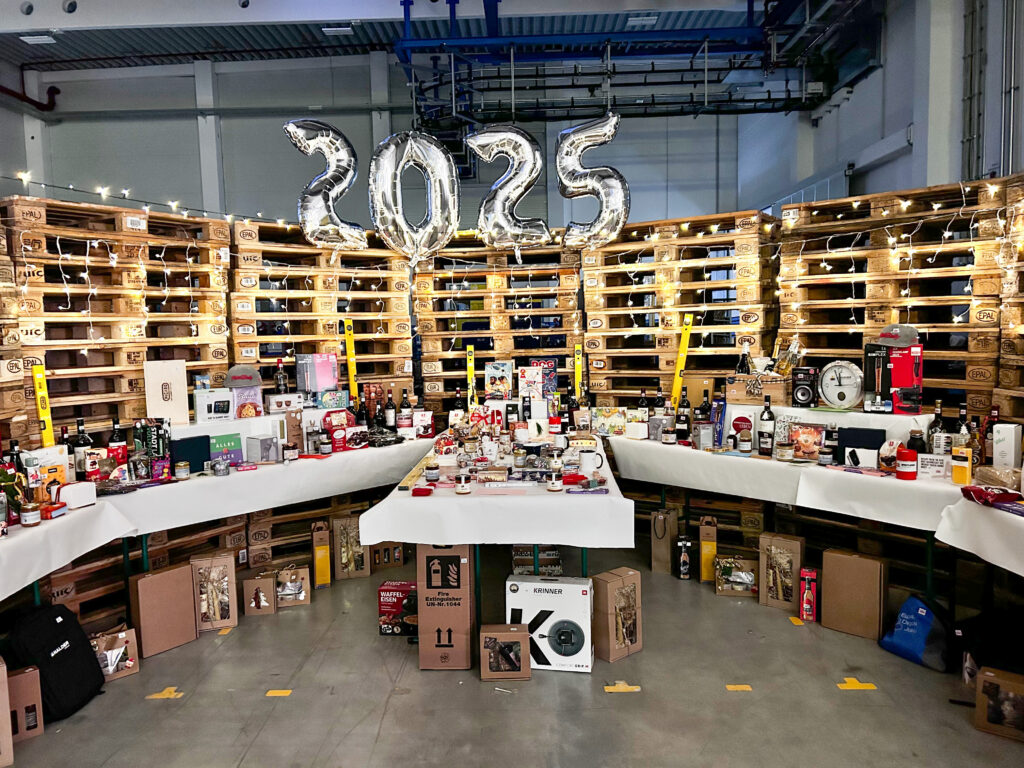 Auch 2025 verdoppelte die Geschäftsführung der Erwin Halder KG wieder den Erlös der alljährlichen Firmen-Benefiz-Tombola.