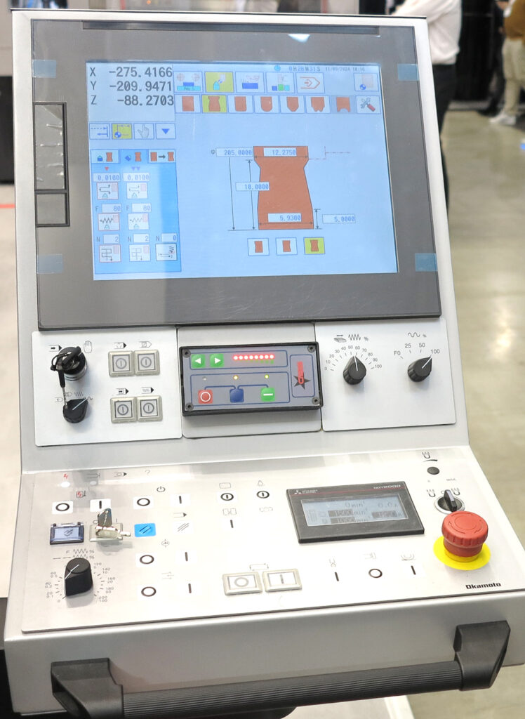 Mit der Umstellung auf FANUC-Steuerungen wird die intelligente iQ-Steuerungssoftware, mit der auch unerfahrene Bediener komplexe Schleifvorgänge problemlos programmieren können, noch vielseitiger und bedienungsfreundlicher.