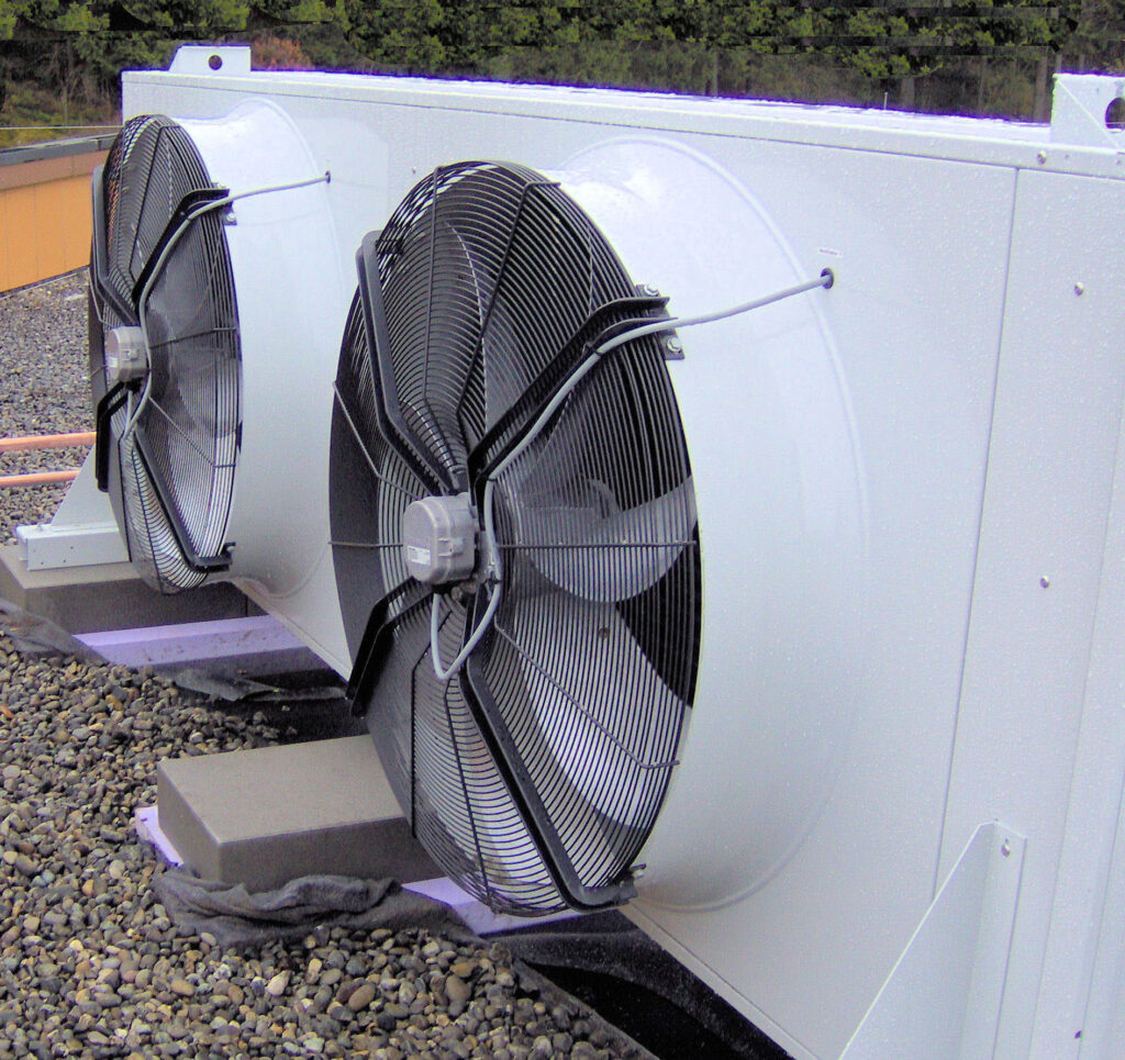 Der Kaltwassersatz KWS 250 hat eine Kälteleistung von 250 kW für Solebetrieb. Die Regelgenauigkeit liegt bei +/-1,0 K.