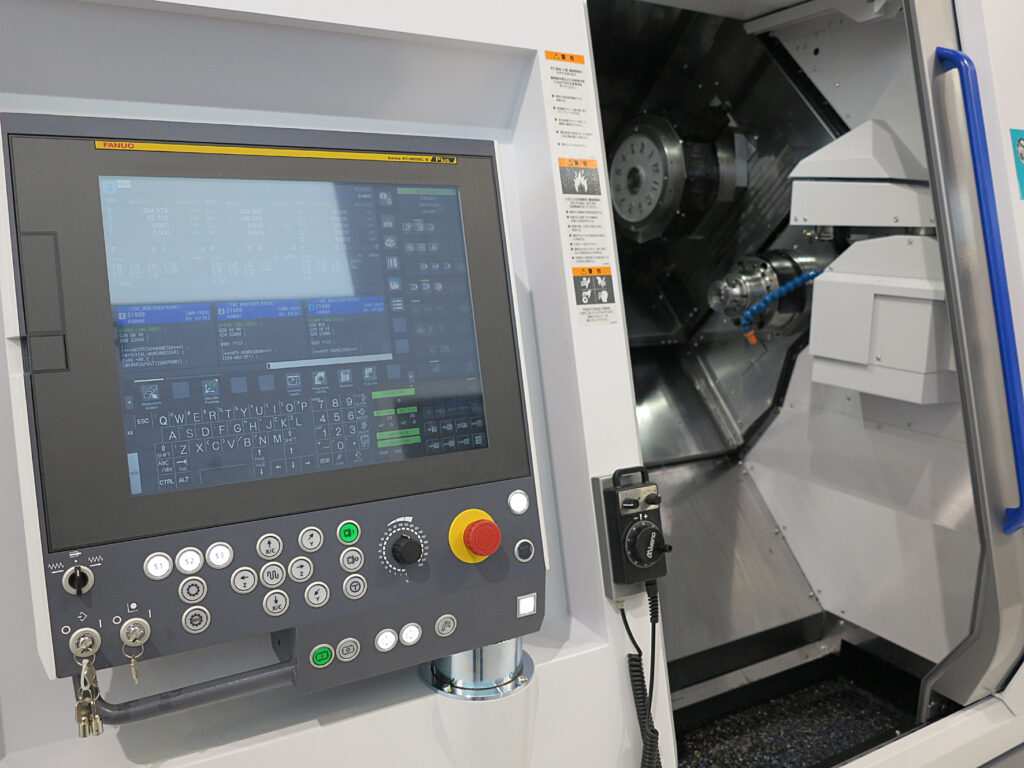 Der 19-Zoll-Bildschirm ermöglicht benutzerfreundliche und präzise Einstellung der FANUC Steuerung, und eine größere Scheibe sowie das ergonomisch platzierte Touchpanel bieten bessere Sicht und komfortable Bedienung.