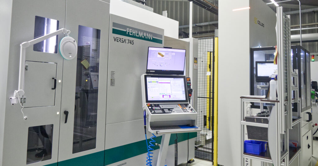 Perfekt aufeinander abgestimmt: Die beiden VERSA 745 Bearbeitungszentren von Fehlmann arbeiten nahtlos mit der Cellro-Ultimate-Automation zusammen – auf nur 61 m².