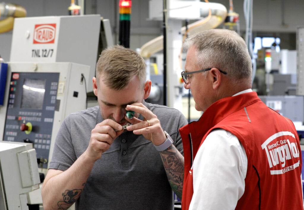 Ein zentraler Erfolgsfaktor war die enge Zusammenarbeit mit den Anwendungstechnikern von Tungaloy-NTK Germany: „Wir haben das große Ganze betrachtet – Werkstoff, Maschine, Werkzeug, Spanntechnik. Und genau das war der Schlüssel zum Erfolg“, betont Dennis Wörster, Leiter Drehtechnik bei der Hager & Meisinger GmbH. „Heute haben wir ein System, das uns nicht nur bessere Ergebnisse liefert, sondern auch effizienter und stabiler läuft als je zuvor.“