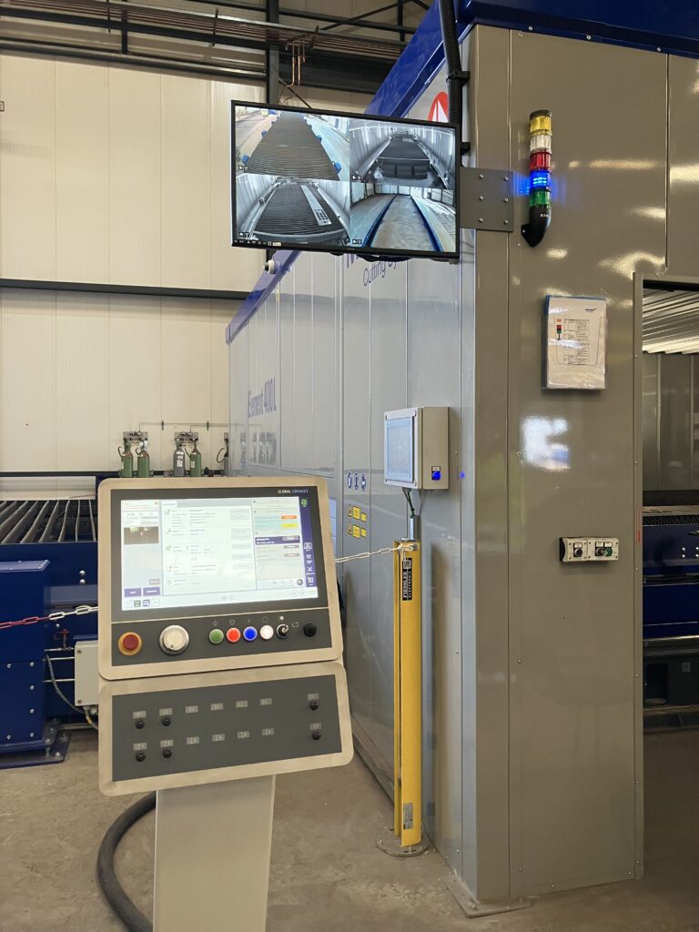 Modernste CNC-Steuerung mit der Global Connect und Videoüberwachung.