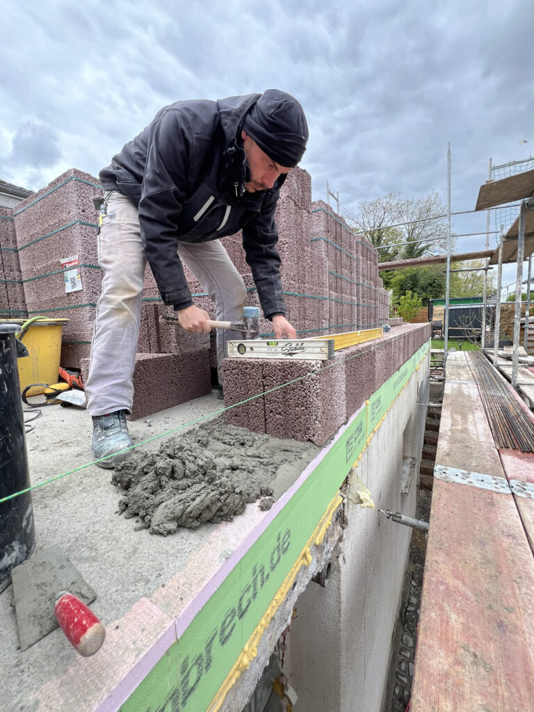 SIMPLEX-Schonhammer im Baustelleneinsatz 2 Bauarbeiter nutzt SIMPLEX-Schonhammer beim Rohbau