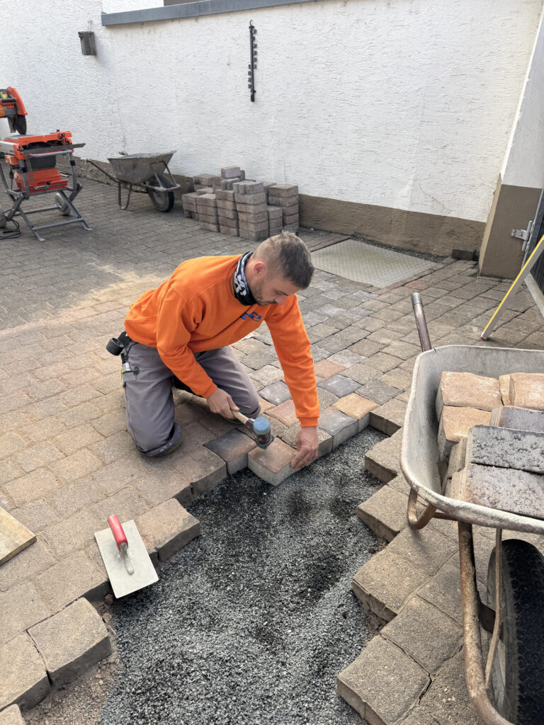 Pflasterarbeiten mit dem SIMPLEX-Schonhammer von Halder