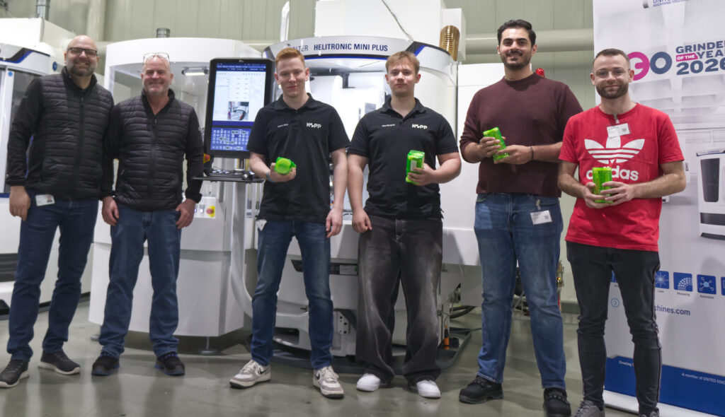 Auf der SCHULUNG bei WALTER vor der HELITRONIC MINI PLUS (v.l.): Thomas Riehle, (Teamleiter Anwendungstechnik bei WALTER), Wolfgang Rauhut (Anwendungstechniker bei WALTER) zusammen mit den Finalisten des GRINDER OF THE YEAR 2026 Laurin Mink und Max Bergner (beide Kopp Schleiftechnik GmbH), Arman Hamidi (GDS Präzisionszerspanungs GmbH) und Fabio Schoppet (K.H. Müller Präzisionswerkzeuge GmbH).