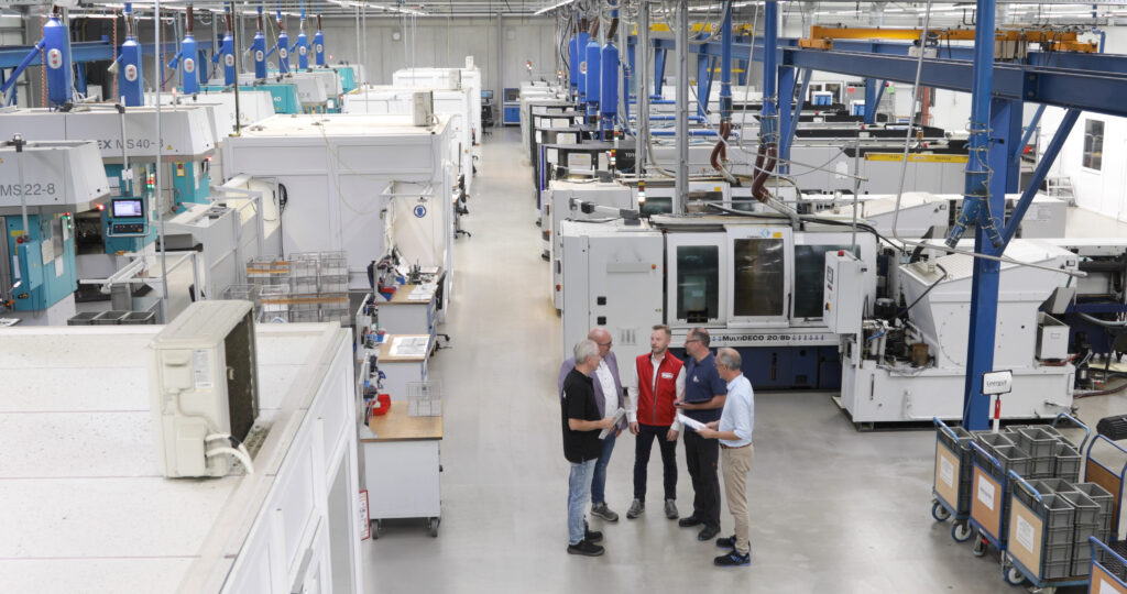 TCM Deutschland ist führender Dienstleister im Tool Management über den gesamten Zerspanungsprozess. Christoph Altmann, Verkaufsleiter bei TCM Deutschland, und Michael Göbel, Toolexperte bei TCM Deutschland, im Gespräch im Toolcenter bei SUSA.