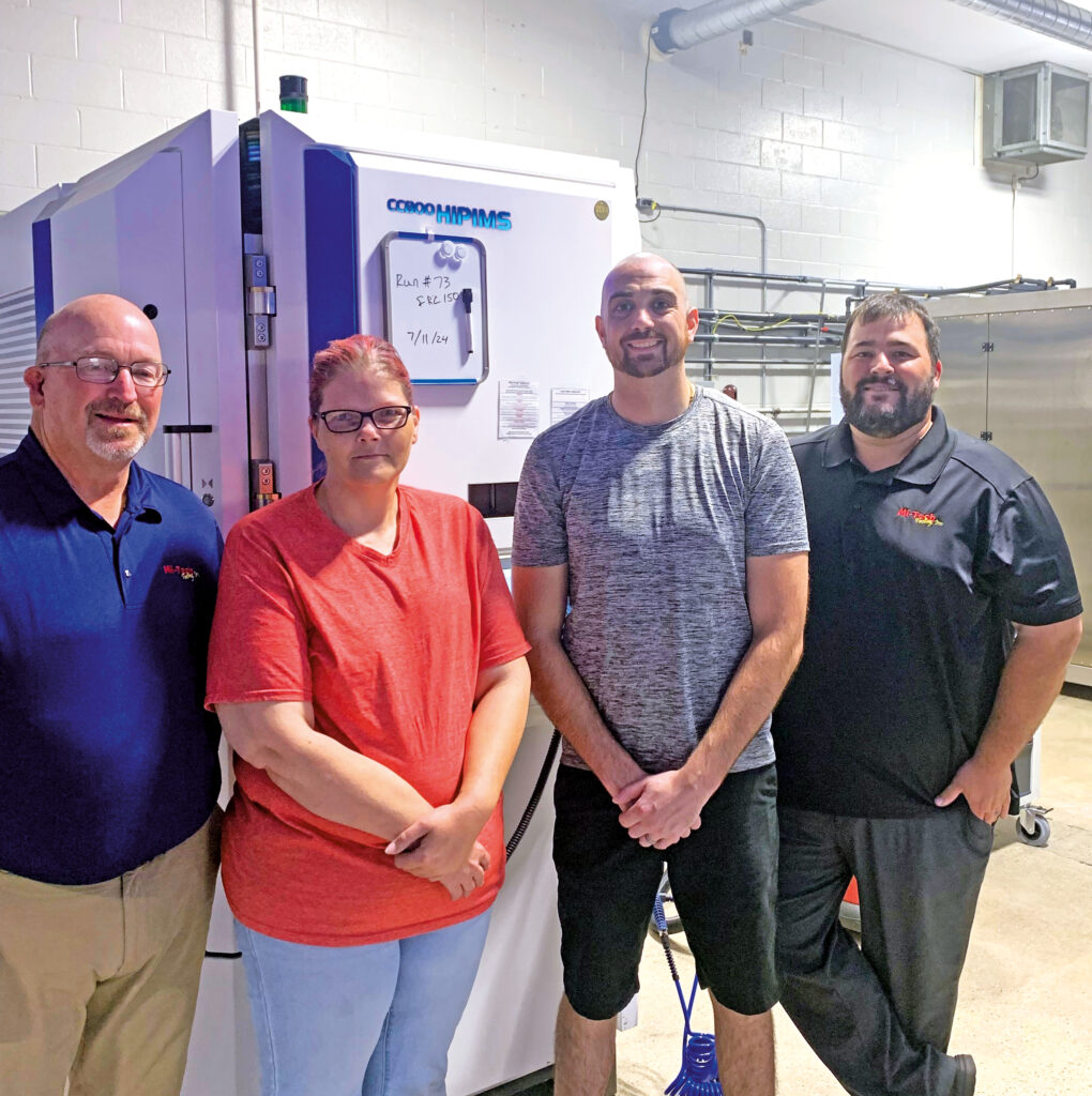 Das Mi-Tech Team von der CC800® HiPIMS (von links): Joseph Langenburg, Präsident bei Mi-Tech, Yarnell Bouverette und Grant Gnagey, beide Anlagenbediener Beschichtung bei Mi-Tech, und Brad Langenburg, Vizepräsident bei Mi-Tech.