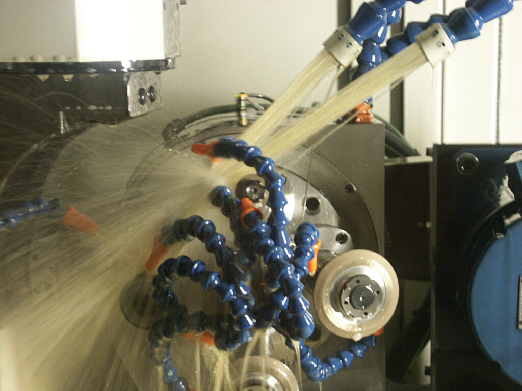 KSS-Feinstfiltration beim Werkzeugschleifen mit Vomat-Filtersystem