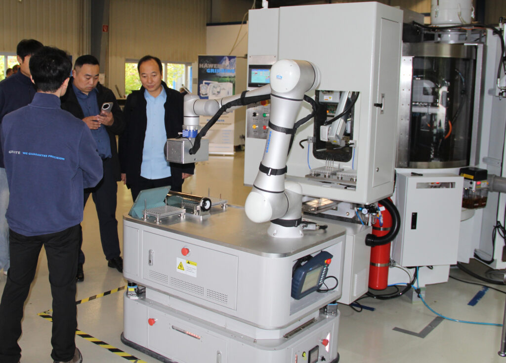 AGV-Cobot transportiert Werkstücke autonom zur Werkzeugschleifmaschine